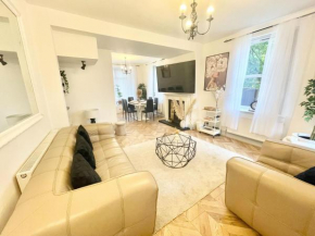 EntireHome Sleeps7 CityCentre Parking